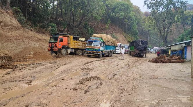 बुटवल-नारायणगढ सडक अवरुद्ध, वैकल्पिक बाटो प्रयोग गर्न अनुरोध